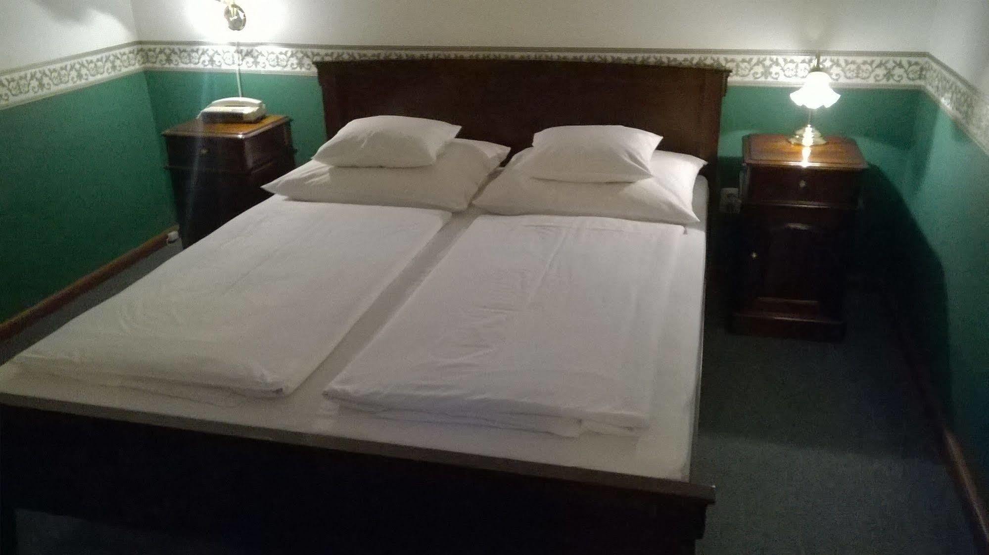 Nr 100 Szentendre Hotel Panzio Szolgaltatasok Exteriör bild